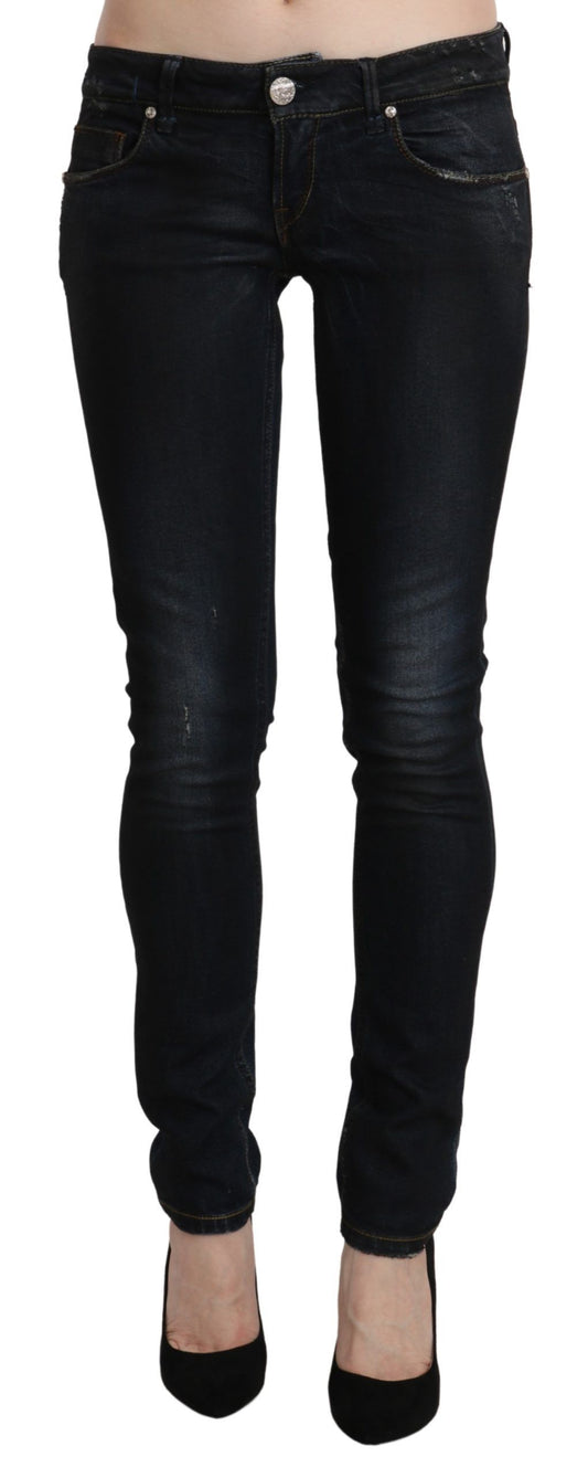 Acht Glatte schwarze gewaschene Skinny Jeans