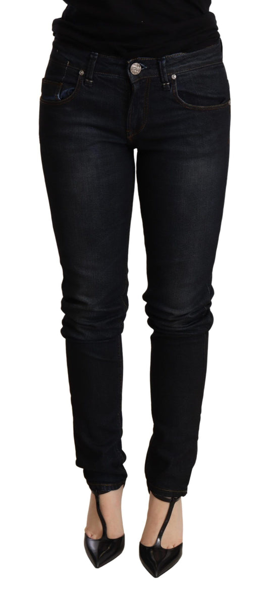 Acht Schicke blau gewaschene Skinny Jeans mit niedriger Taille