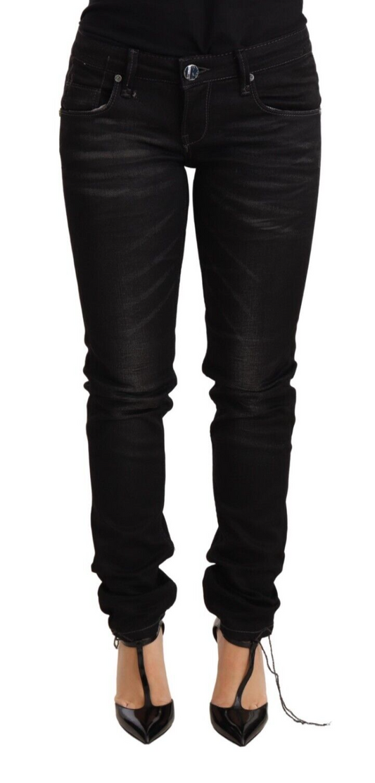 Acht Glatte schwarze gewaschene Skinny Jeans