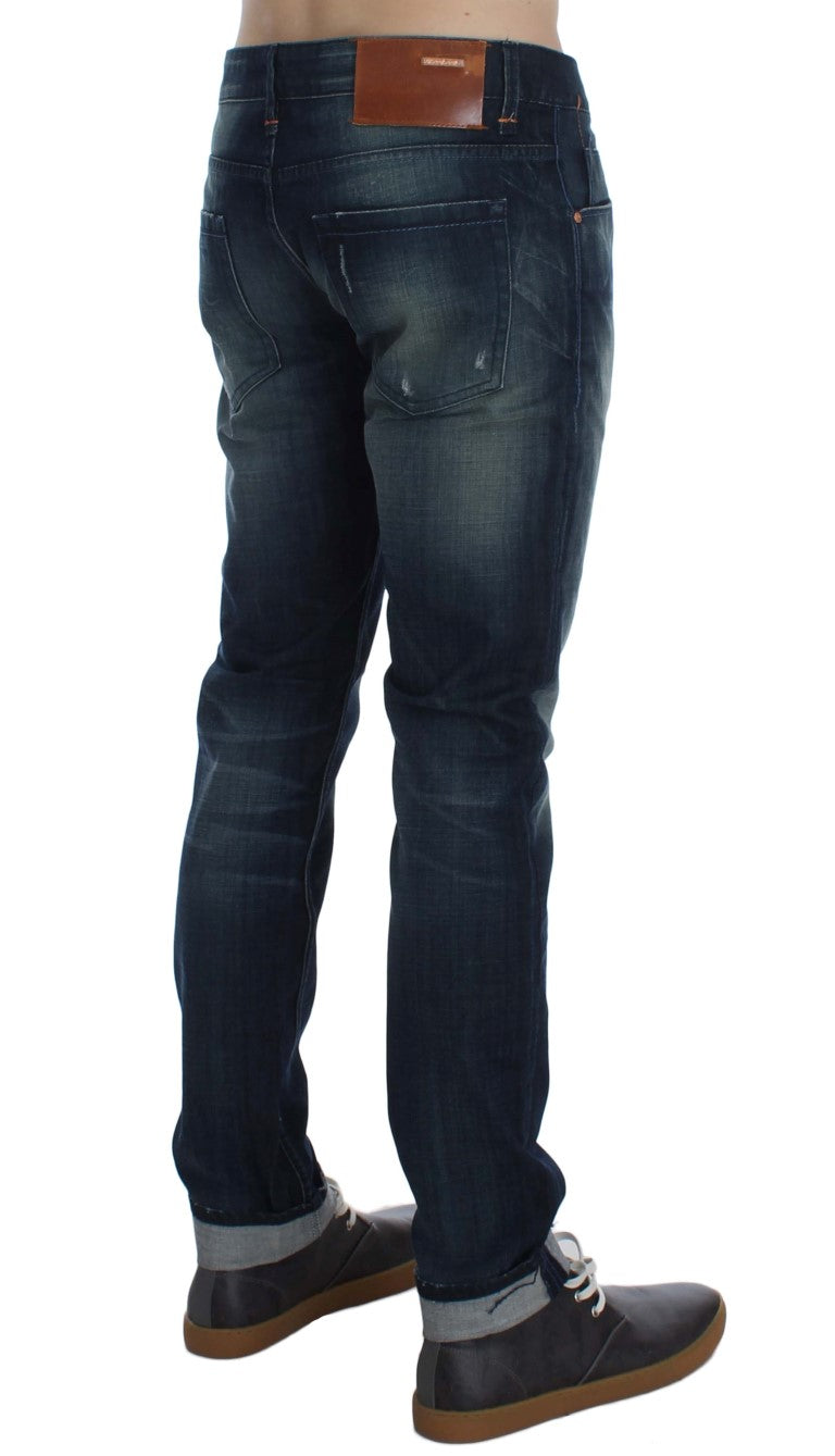 Acht Schlanke italienische Denim-Jeans mit schmaler Passform