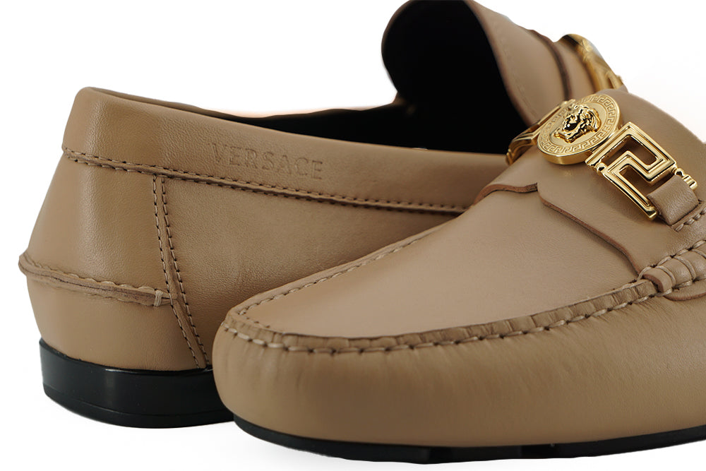 Versace Exquisite Medusa Loafers aus goldfarbenem Leder