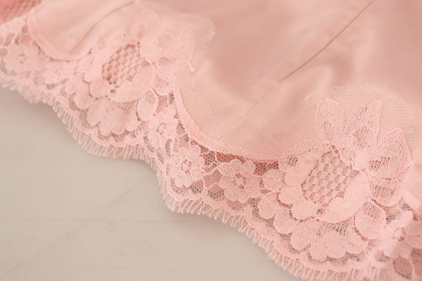 Dolce &amp; Gabbana Elegant sleeveless blouse made of transparent lace in pink