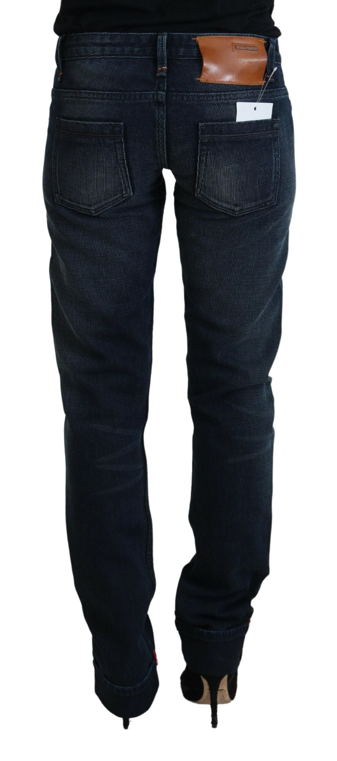 Acht Schicke Denim-Jeans mit niedriger Taille und gerader Passform