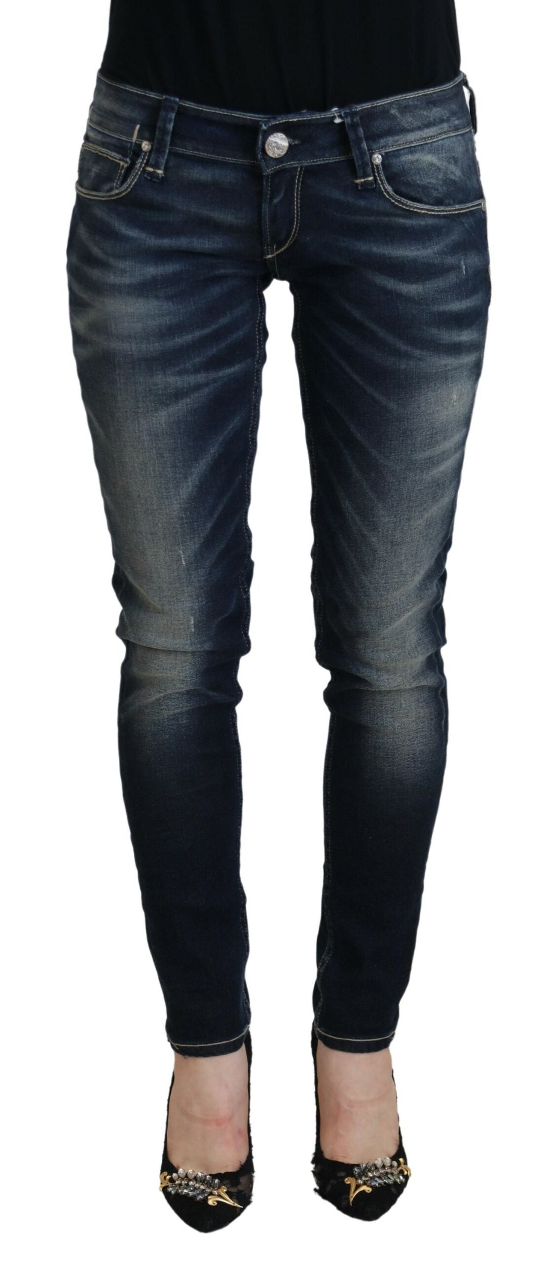 Acht Schicke blau gewaschene Skinny Jeans mit niedriger Taille