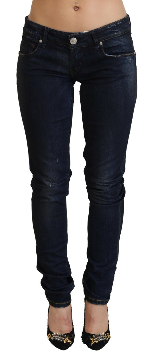 Eight chic slim fit denim jeans made of cotton