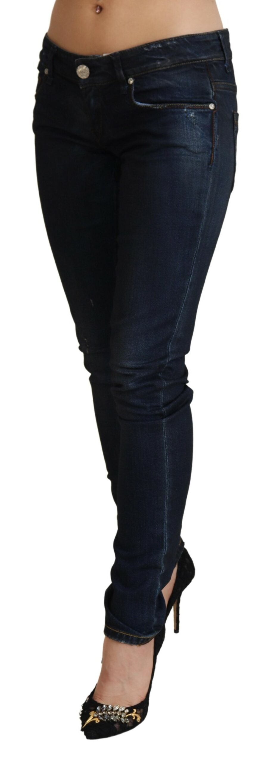 Eight chic slim fit denim jeans made of cotton