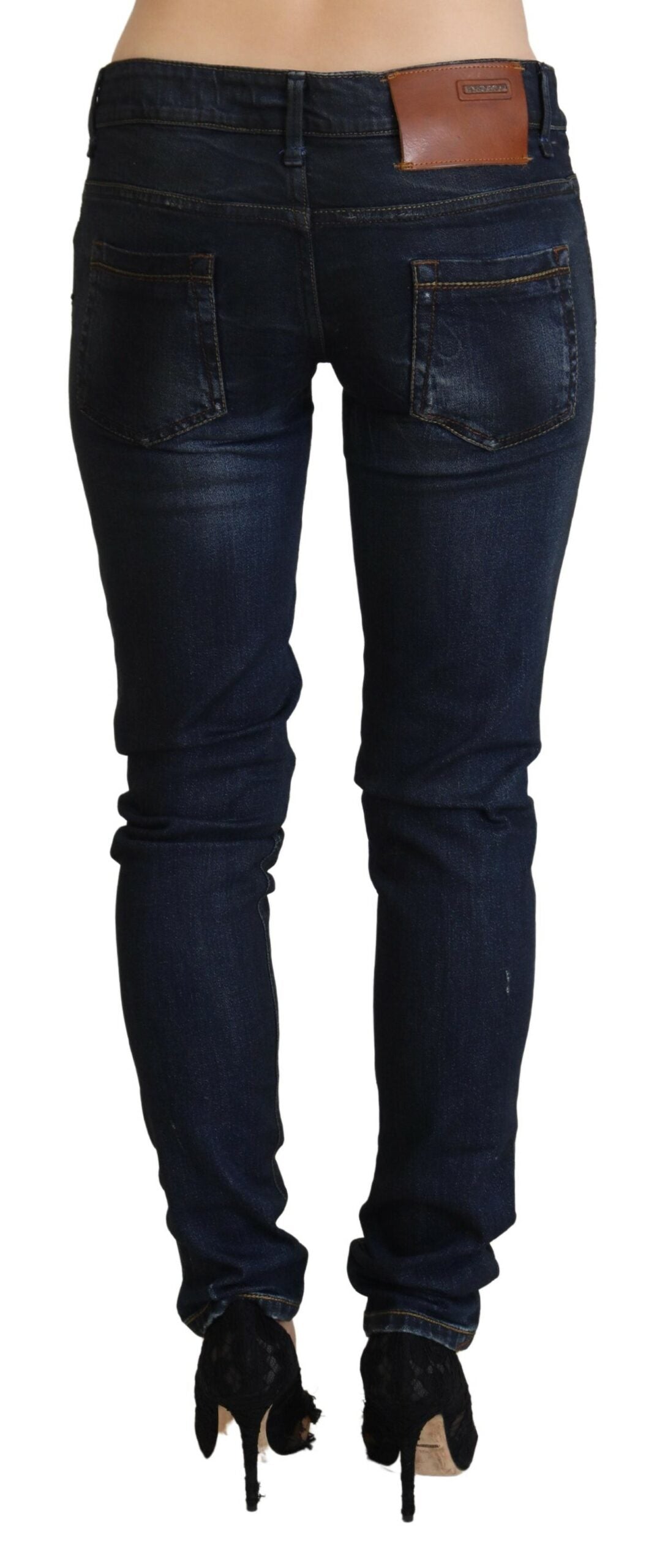 Eight chic slim fit denim jeans made of cotton