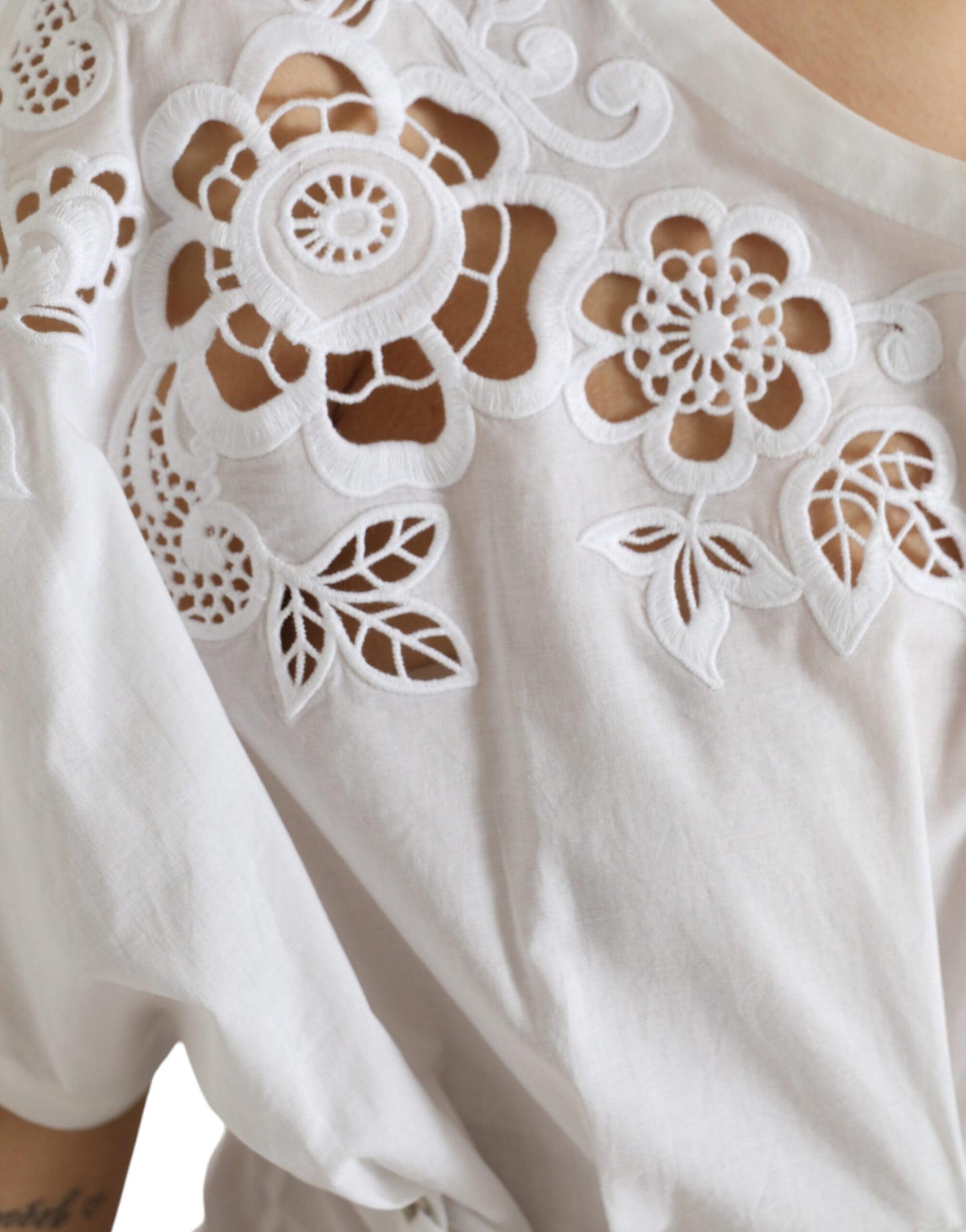 Dolce &amp; Gabbana Elegant white blouse with floral pattern to lace up