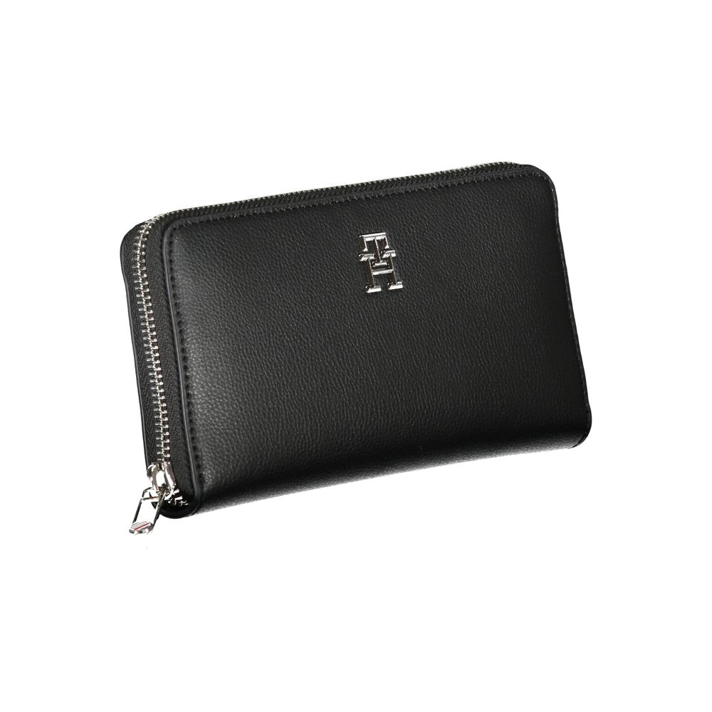 Tommy Hilfiger Elegant black wallet with zipper and multiple compartments