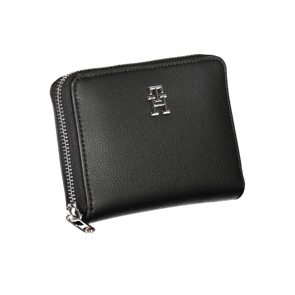 Tommy Hilfiger Elegant black wallet with zipper and multiple compartments