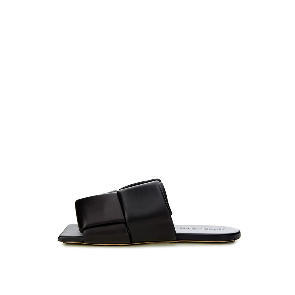 Bottega Veneta Elegant black leather sandals