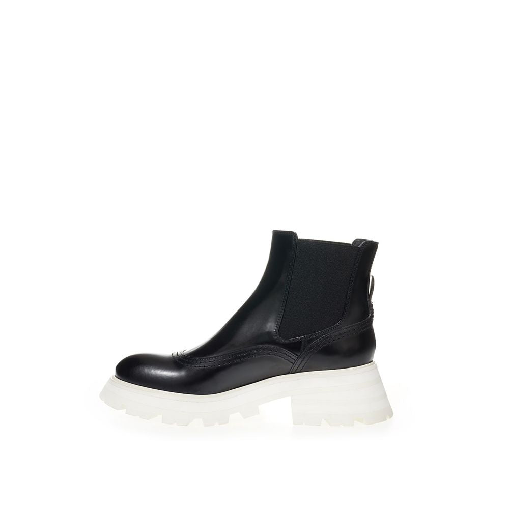 Alexander McQueen Elegant leather boots in timeless black