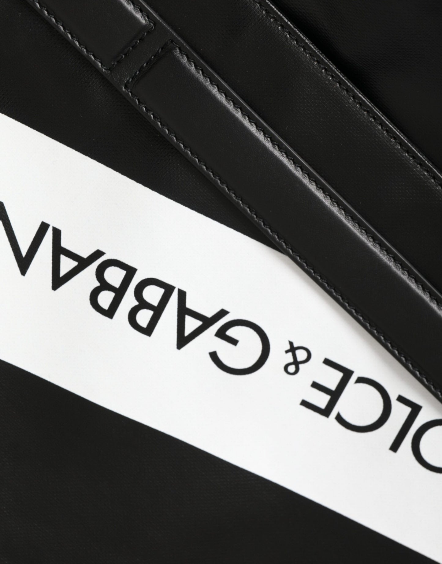 Dolce & Gabbana Messenger Bag aus schwarzem Kalbsleder und beschichtetem Canvas mit Logo-Paneel