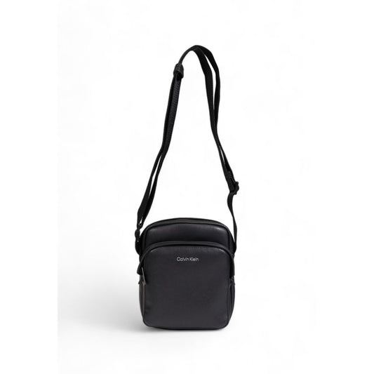 Calvin Klein Schwarze Tasche aus recyceltem Polyester