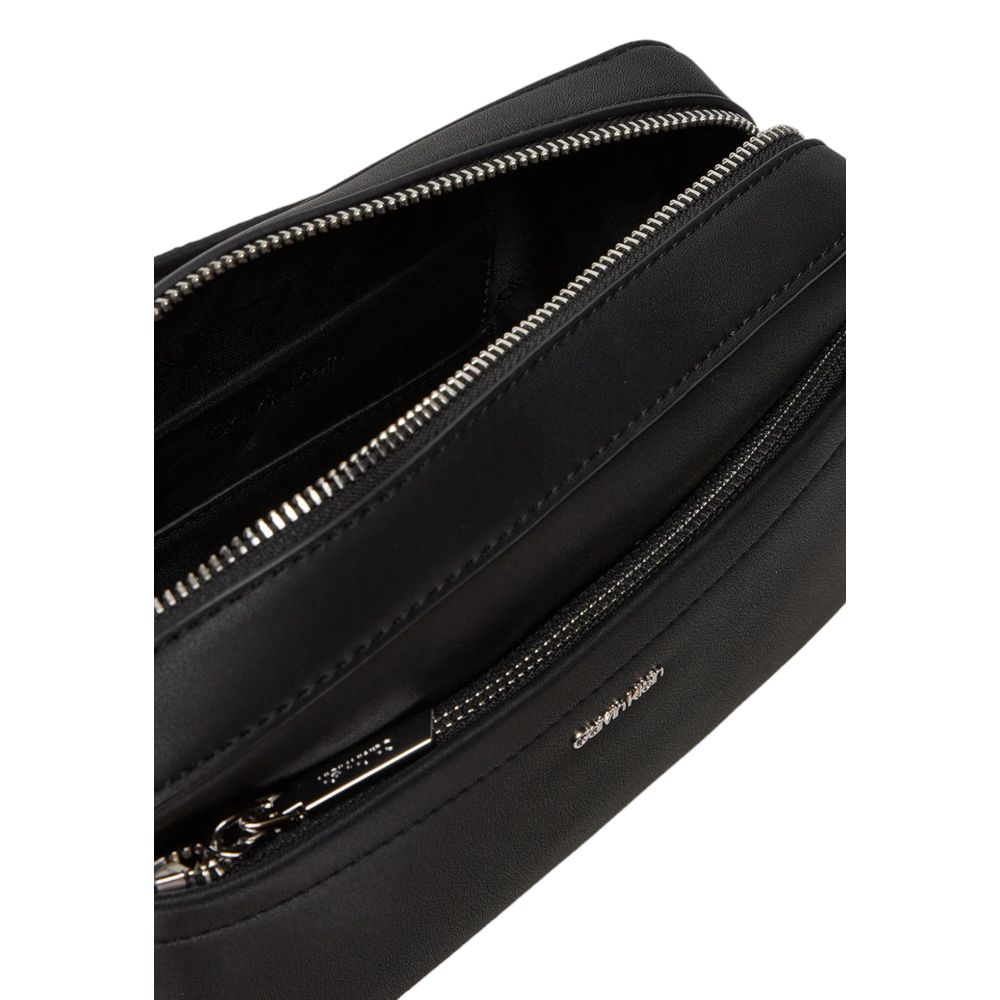 Calvin Klein Schwarze Handtasche aus rezykliertem Polyester