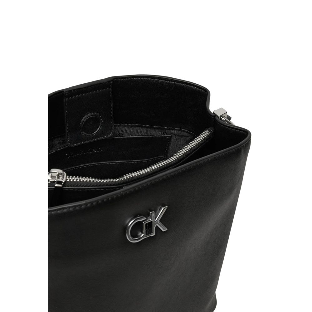 Calvin Klein Schwarze Handtasche aus rezykliertem Polyester