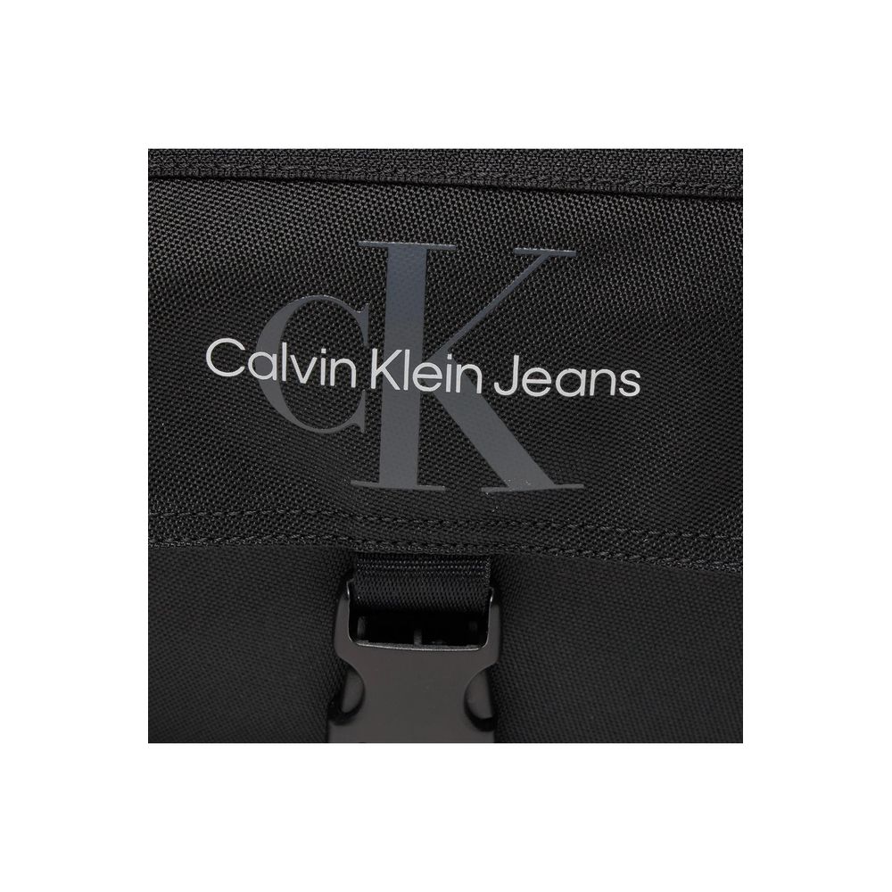 Calvin Klein Schwarze Tasche aus recyceltem Polyester